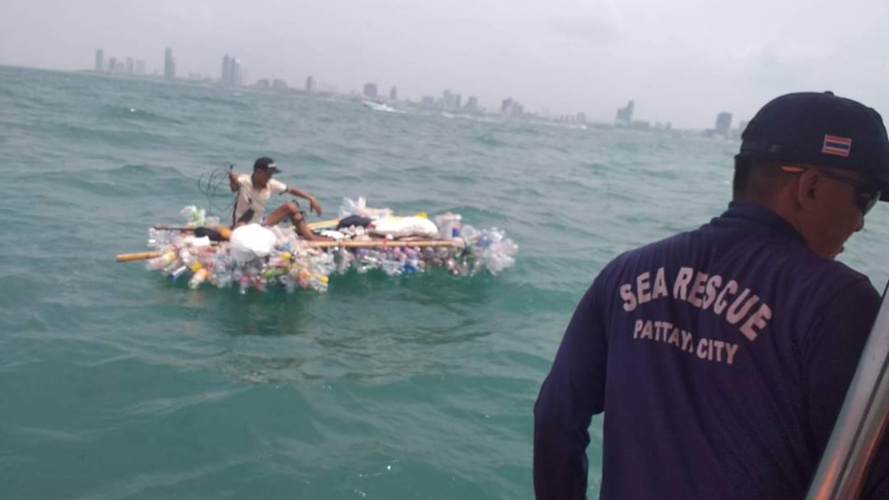 Homem é resgatado de jangada feita com garrafas plásticas na costa da Tailândia