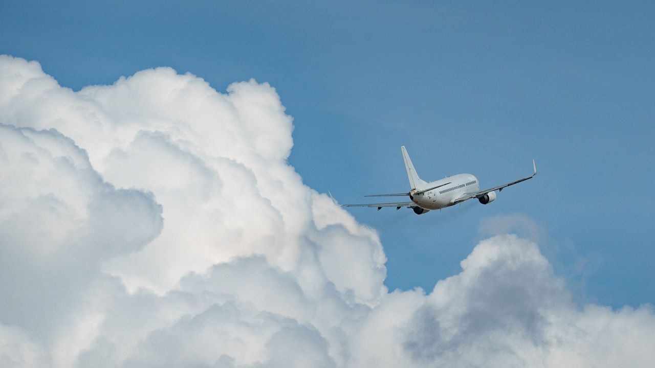 Transtorno em voo da Latam foi causado por esbarrão em piloto