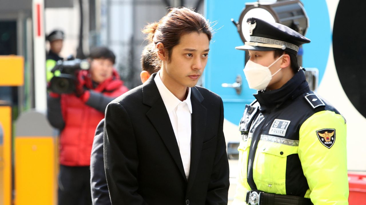 Ex-astro do K-pop condenado por estupro coletivo é solto na Coreia do Sul