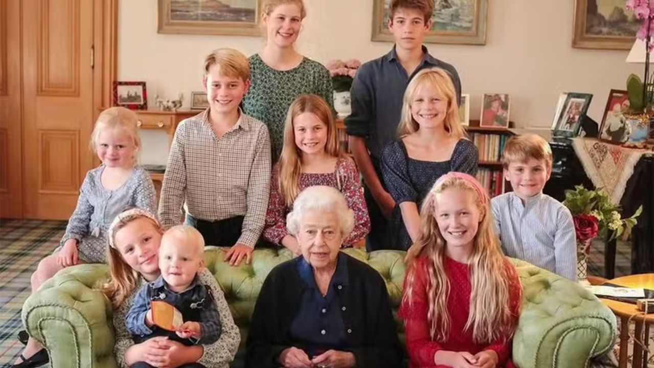 Fotografia de Elizabeth II com netos e bisnetos também teria sido manipulada