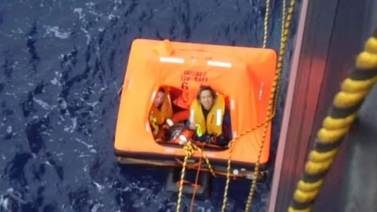 Brasileiro é resgatado em alto-mar após naufrágio de veleiro