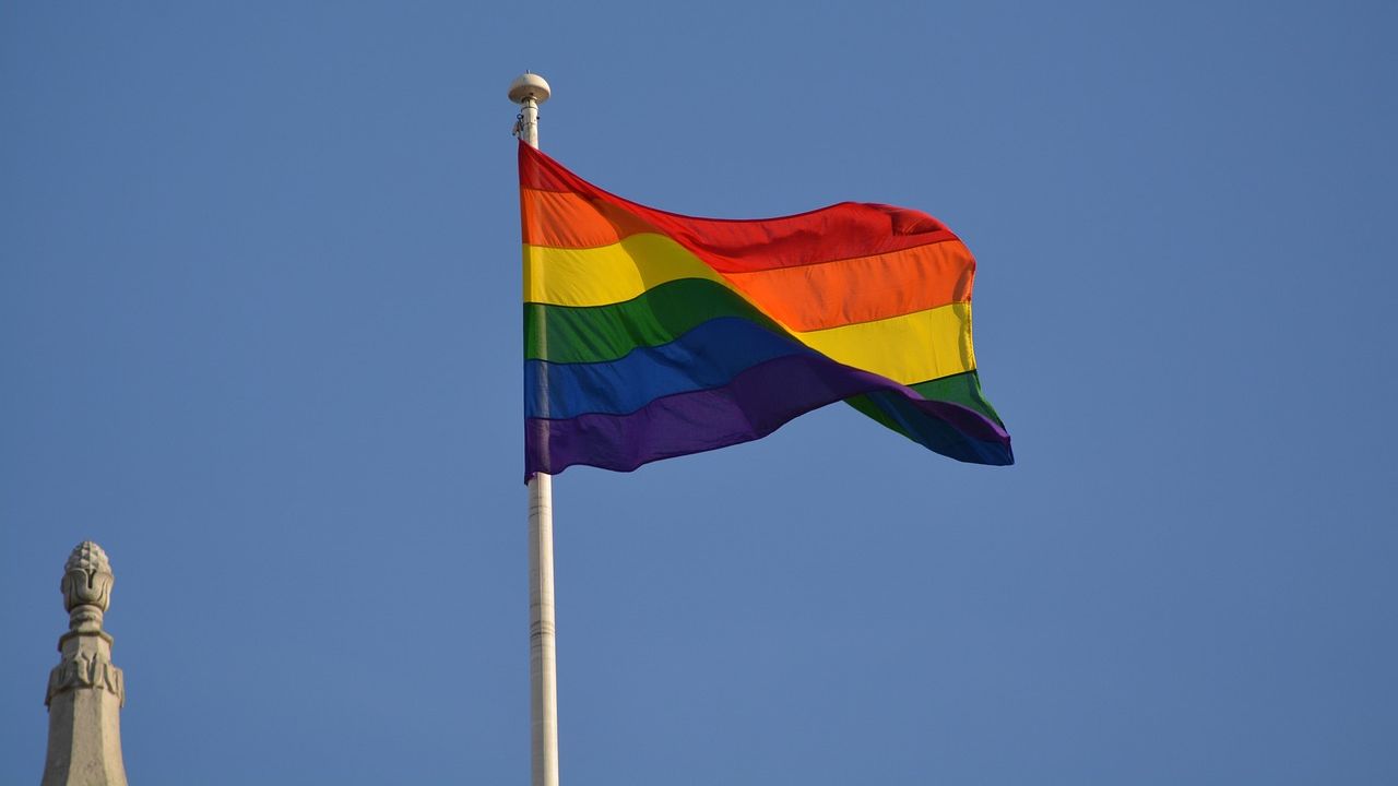 Acusados de ‘extremismo LGBTQIA+’, gerentes de bar são detidos na Rússia