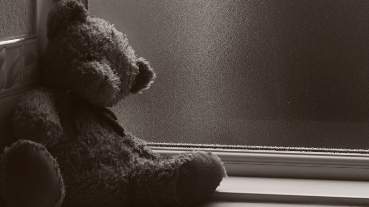 Mãe obriga filhos a conviverem com corpo em decomposição de irmão há mais de um ano