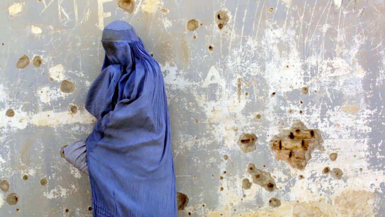 Talibã anuncia a volta do apedrejamento de mulheres até a morte no Afeganistão