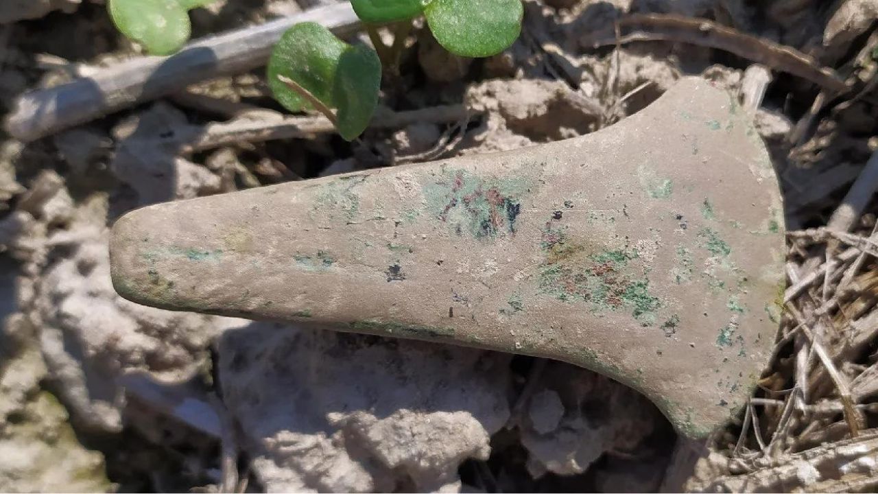 Arqueólogos encontram objeto de cobre mais antigo da Polônia