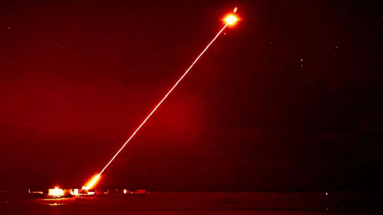 Exército da Inglaterra exibe fotos de potente laser destruidor de drones em ação