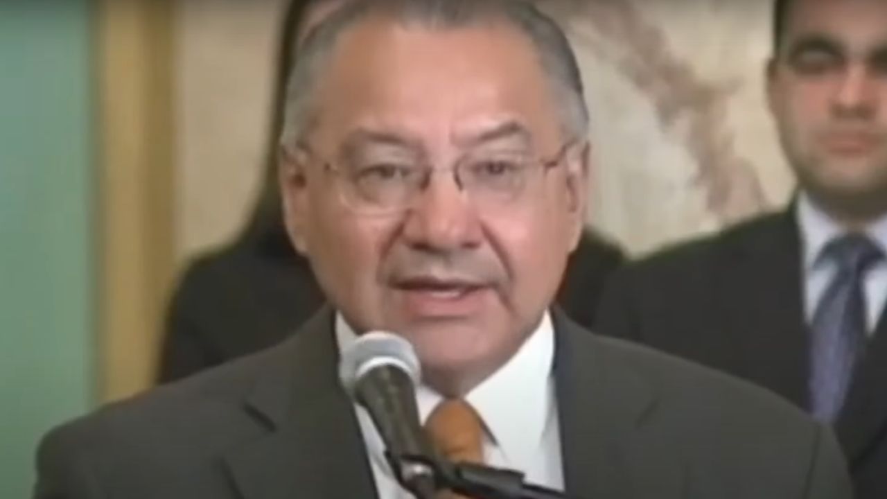Ex-diplomata dos Estados Unidos anuncia que irá confessar ser espião para Cuba