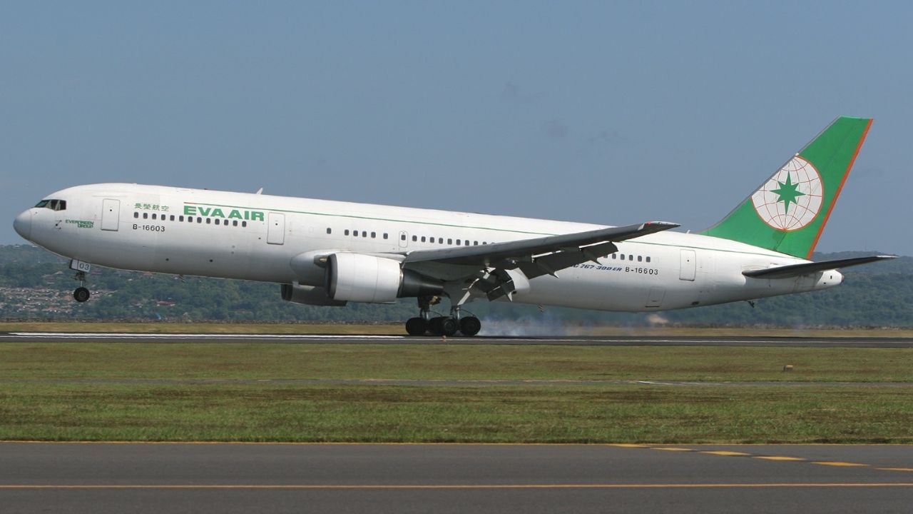 Passageiro de avião tenta se suicidar em meio a voo