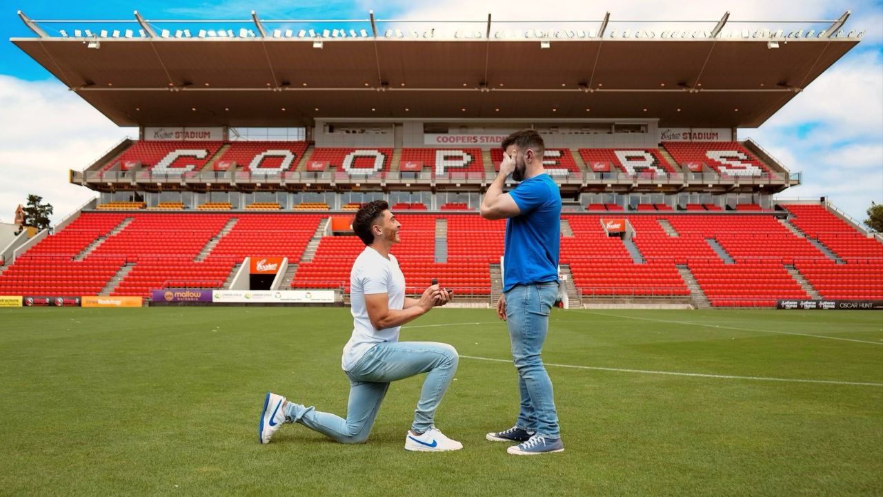 Primeira estrela do futebol a se assumir gay pede parceiro em casamento