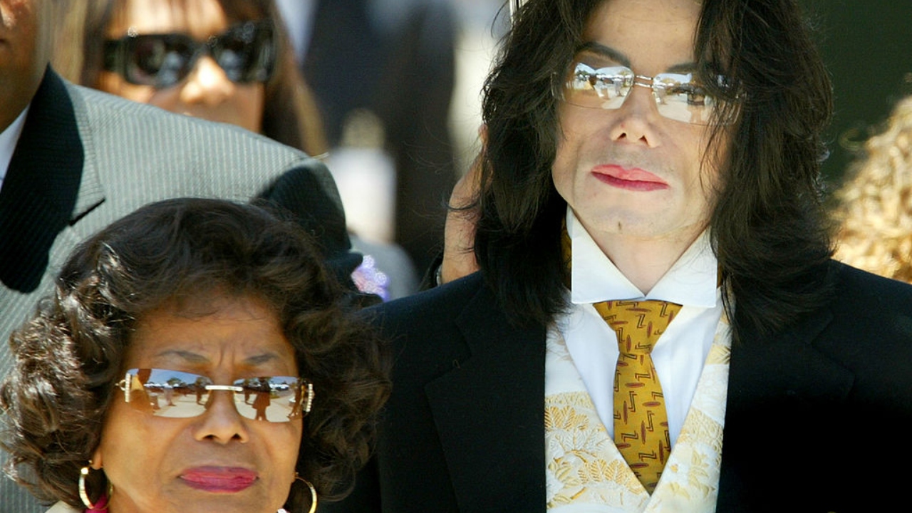 Caçula de Michael Jackson entra na Justiça para impedir que avó use herança