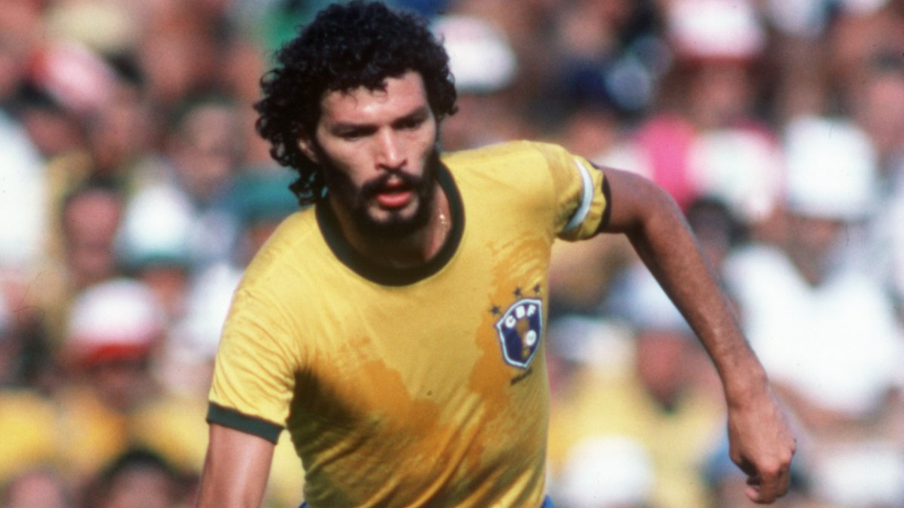 França inaugura rua em homenagem ao jogador brasileiro Sócrates, em Paris