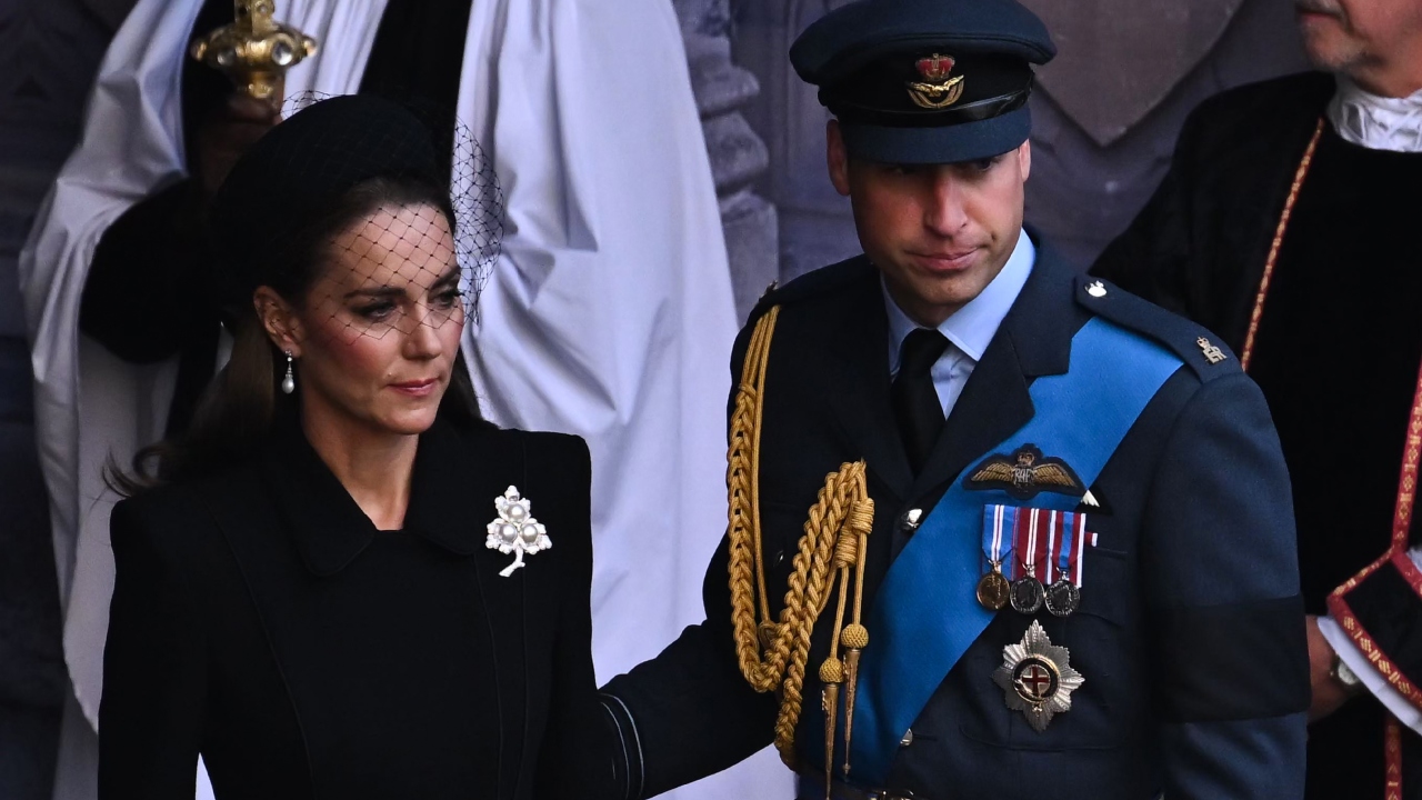 A regra inusitada que o príncipe William precisa seguir ao viajar com a família