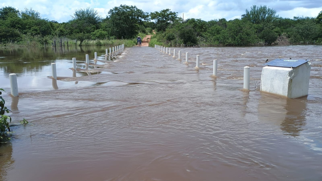 Após chuvas fortes, barragem rompe no interior do Piauí e isola comunidades