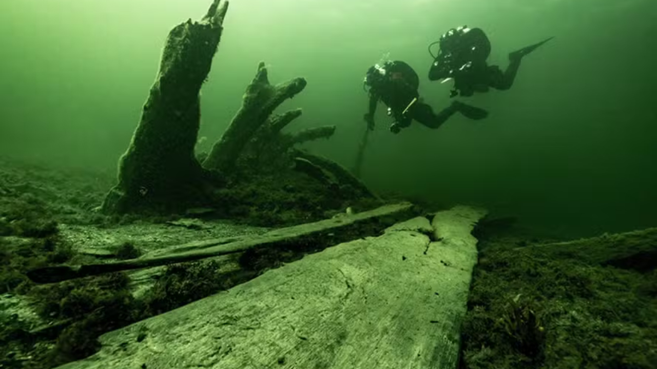 Baú de armas é encontrado em navio de guerra de rei do século 15, na Suécia
