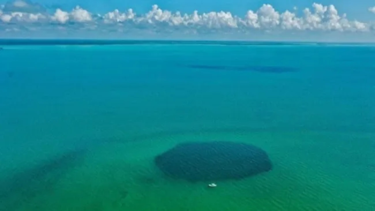 Estudo em misterioso buraco azul revela possíveis túneis e cavernas submarinas