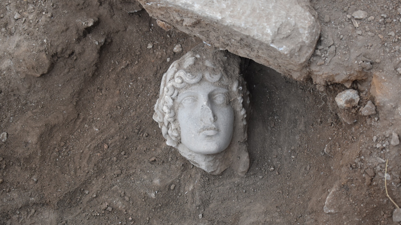 Arqueólogos encontram cabeça de mármore do deus Apolo na Grécia