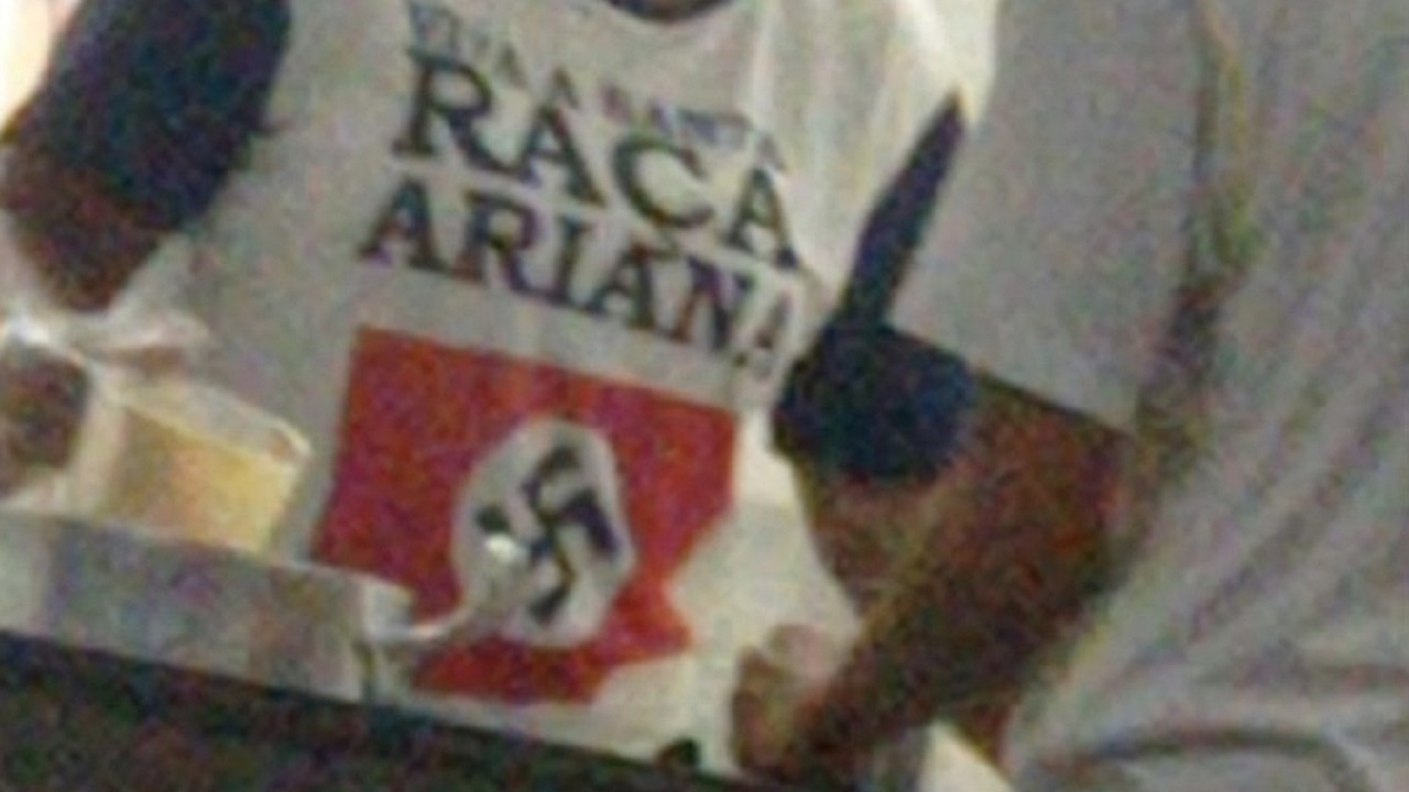 Funcionária de escola no Paraná é flagrada usando camiseta com símbolo nazista