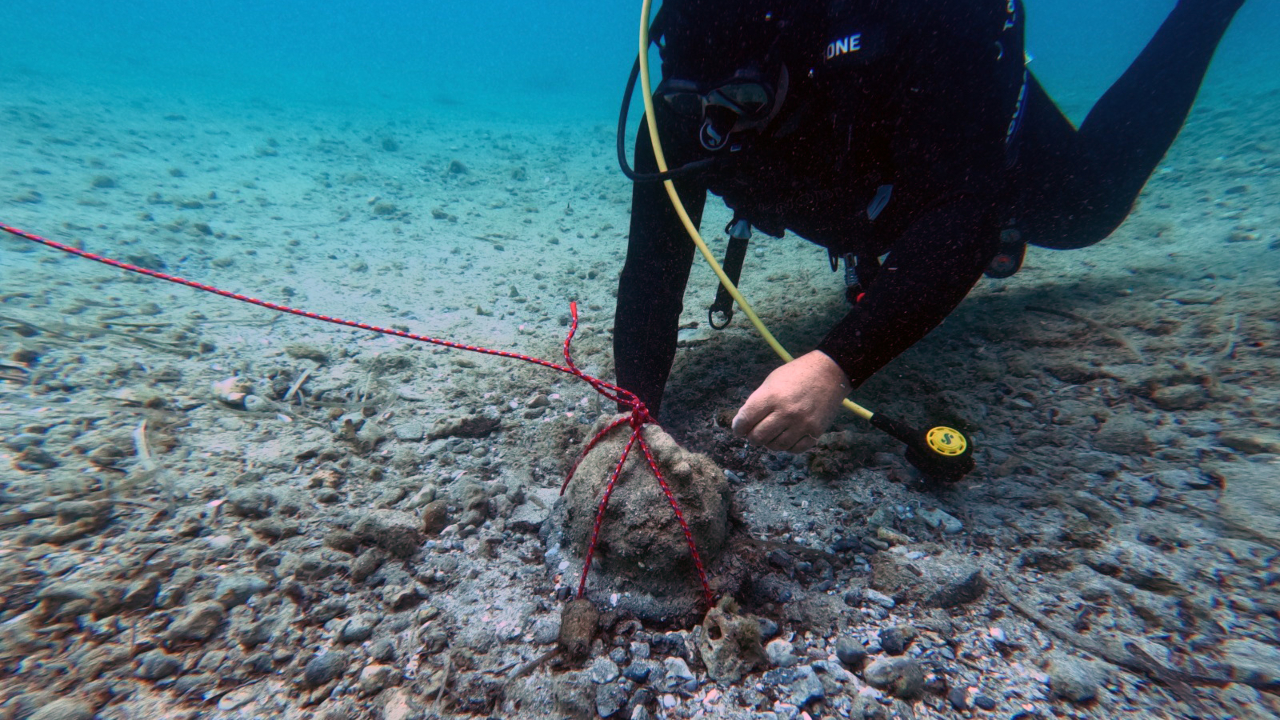 Capacete medieval é descoberto em ilha desabitada na Itália