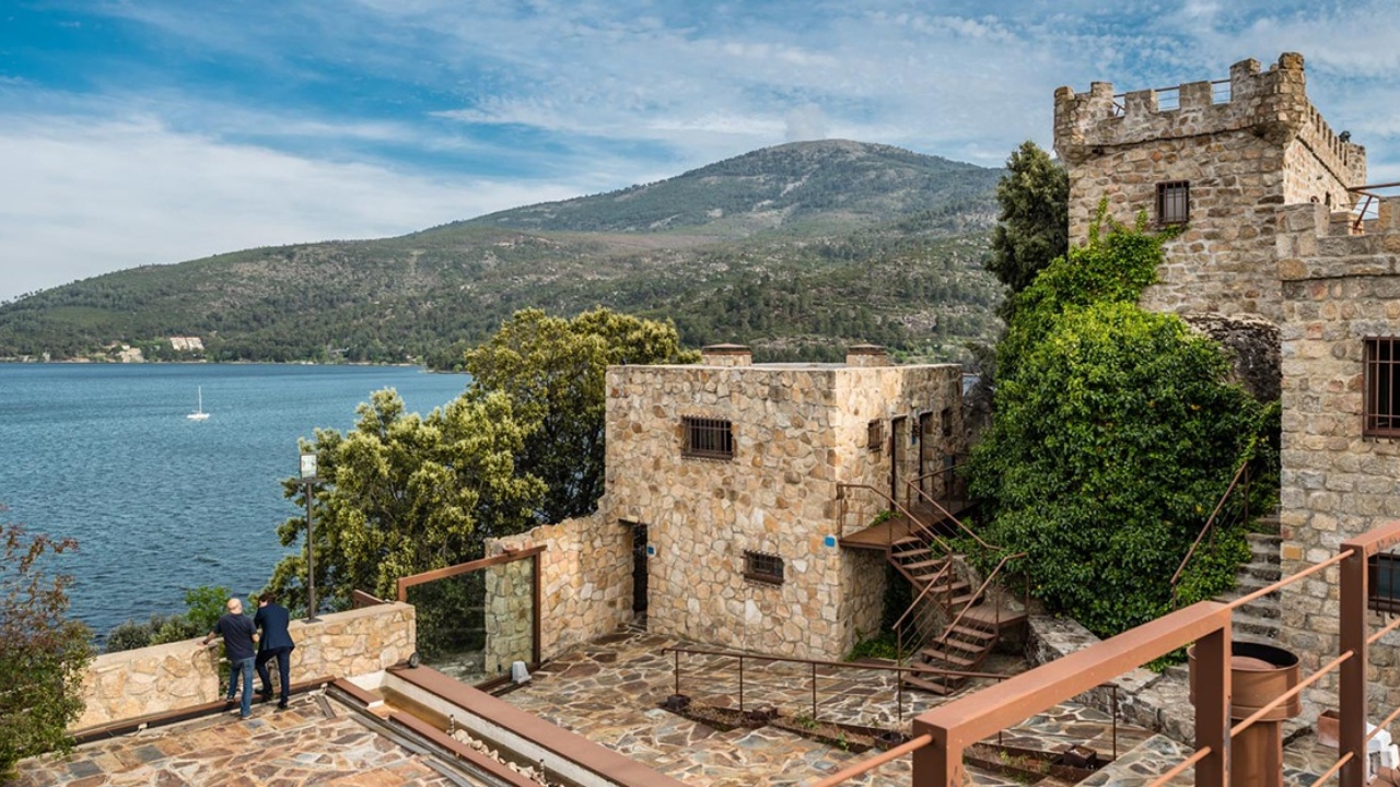 Valor milionário: Castelo centenário em ilha particular na Espanha está à venda