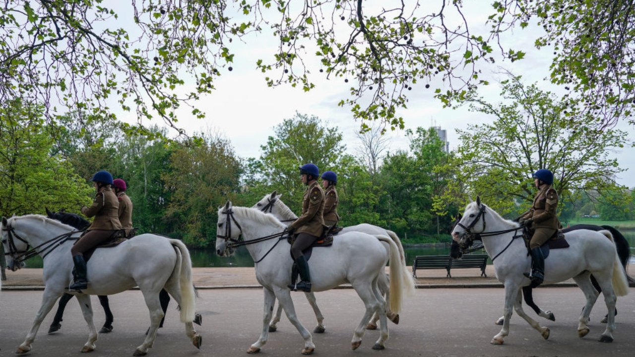 Cavalos da família real britânica fogem e machucam pessoas em Londres