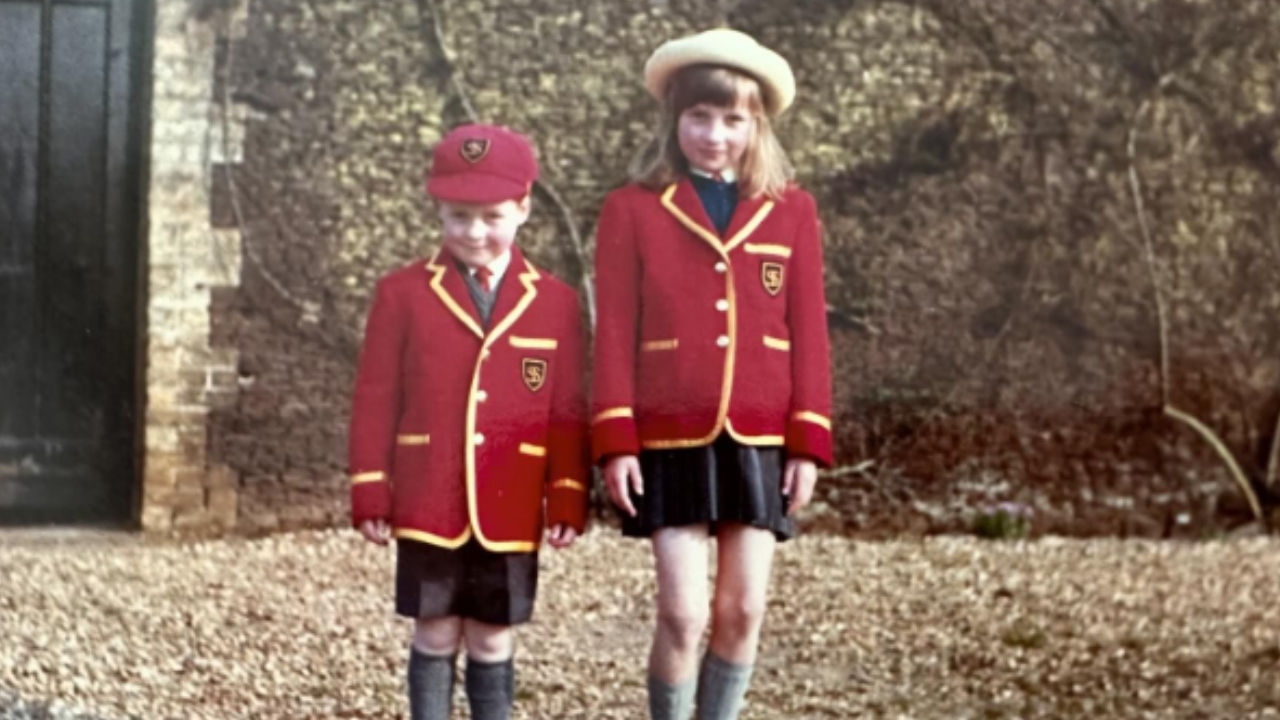 Charles Spencer compartilha foto inédita de infância ao lado da princesa Diana