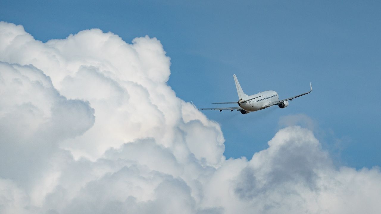 Avião é atingido duas vezes por raio durante voo no Japão