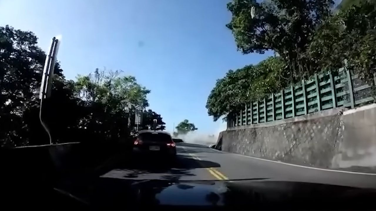 Carros são atingidos por pedras durante terremoto em Taiwan