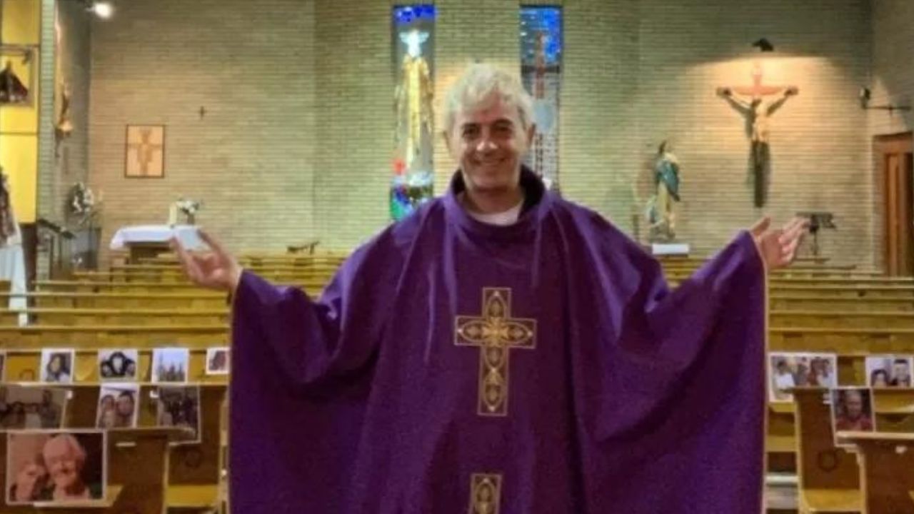 Padre tem roupas incendiadas por vela durante vigília e morre na Espanha