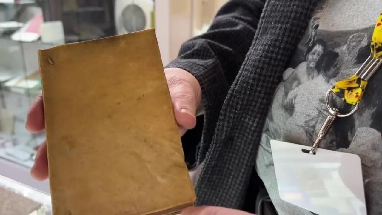 Livro encadernado com pele humana chama atenção em feira literária de Nova York