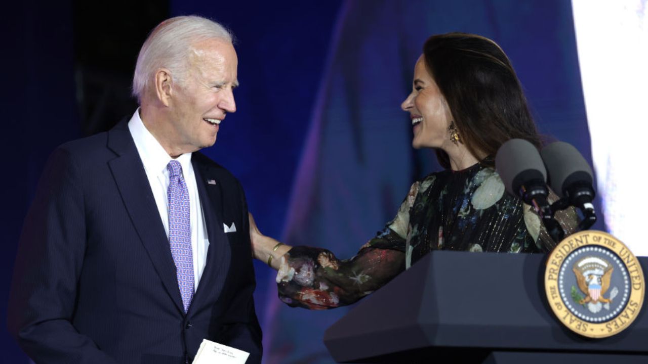 Mulher que roubou e vendeu diário de filha de Joe Biden é condenada nos EUA