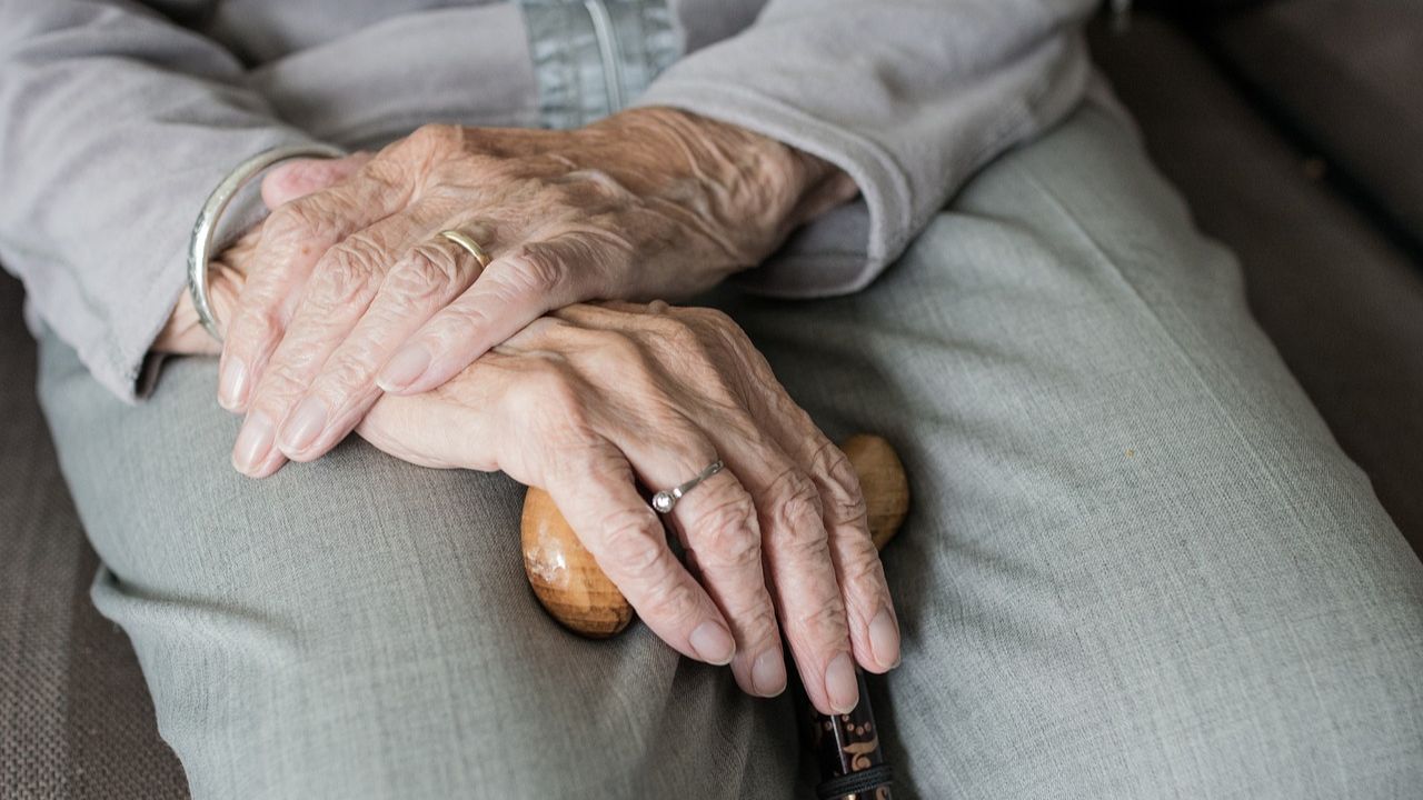 Idosa de 85 anos mata a tiros ladrão que ameaçou seu filho nos Estados Unidos