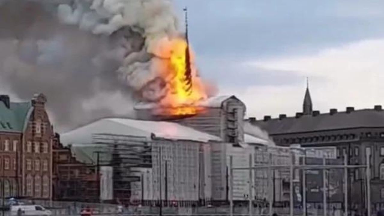 Prédio histórico da Bolsa de Copenhague amanhece em chamas