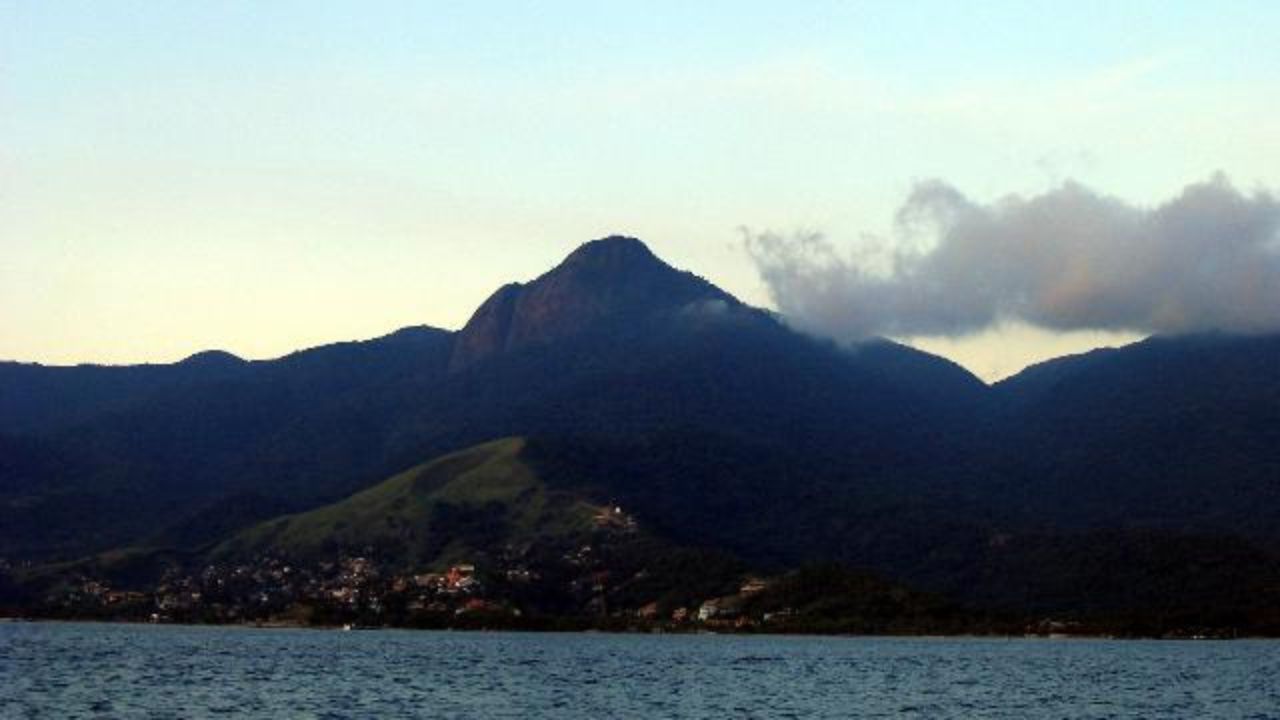 Bombeiros procuram dupla de turistas desaparecida em Ilhabela