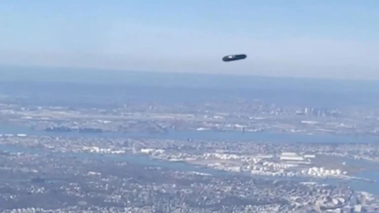 Passageira de voo registra imagens de estranho objeto sobrevoando Nova York