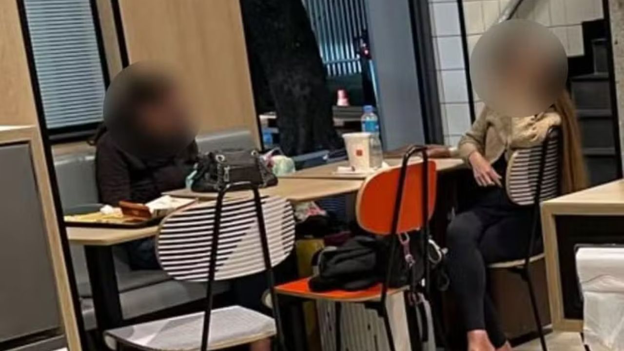 Mãe e filha que vivem há 3 meses em lanchonete chamam atenção de moradores do Leblon