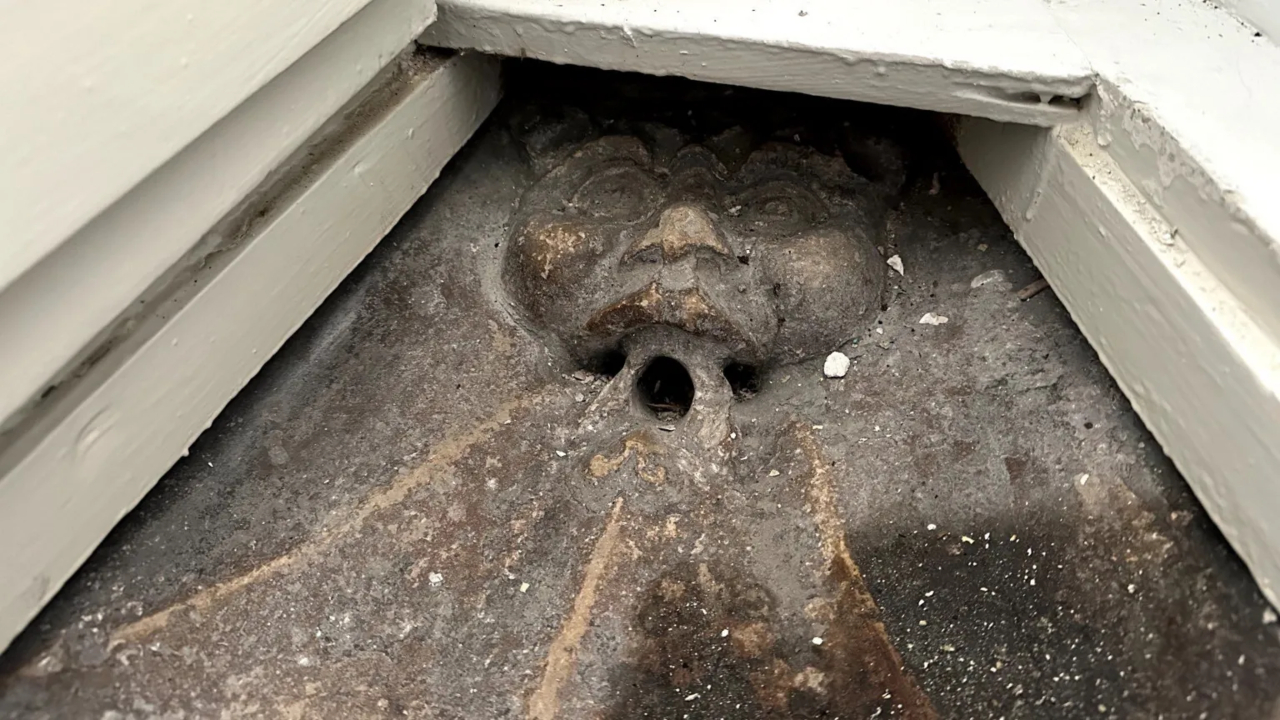 ‘Diabinho’ medieval é descoberto sob alçapão em banheiro na Inglaterra