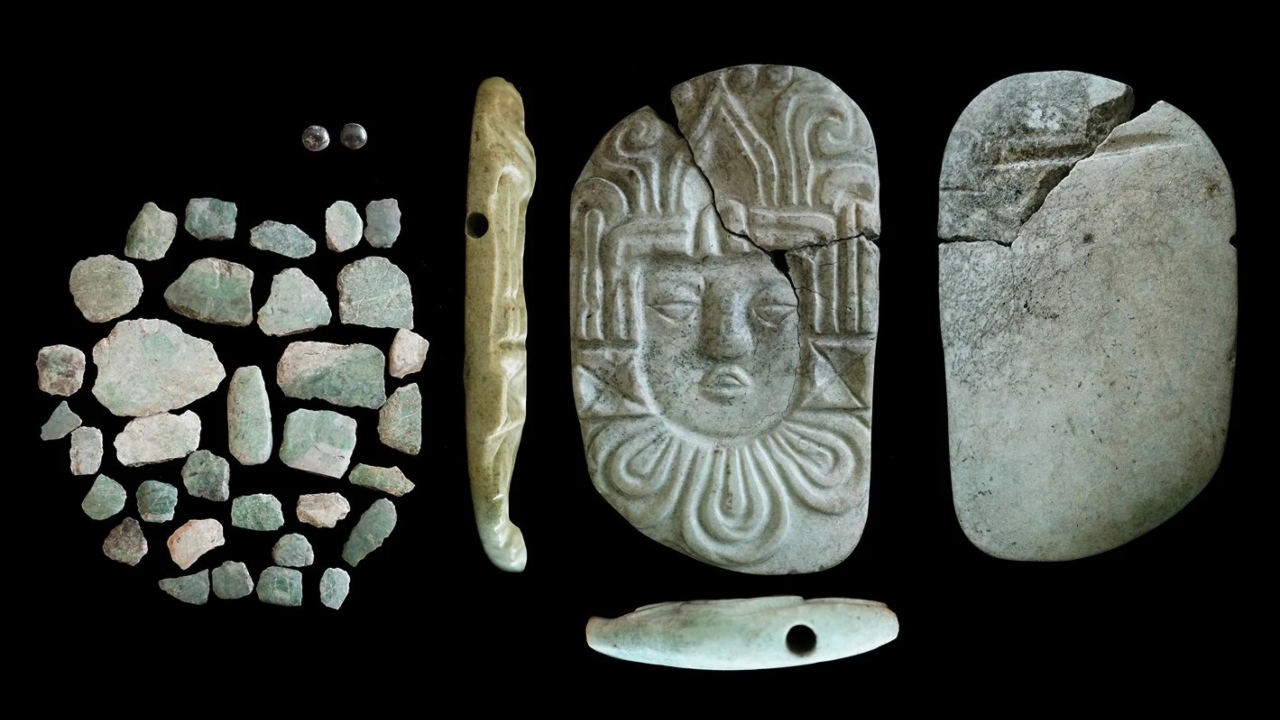 Restos humanos são encontrados em pirâmide maia junto de ornamentos históricos