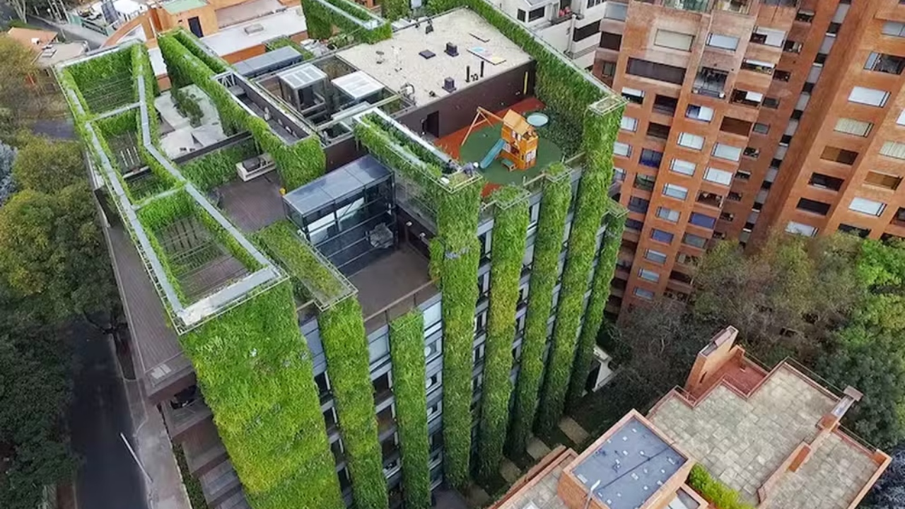 Em Bogotá, prédio com mais de 115 mil plantas se torna maior jardim vertical do mundo