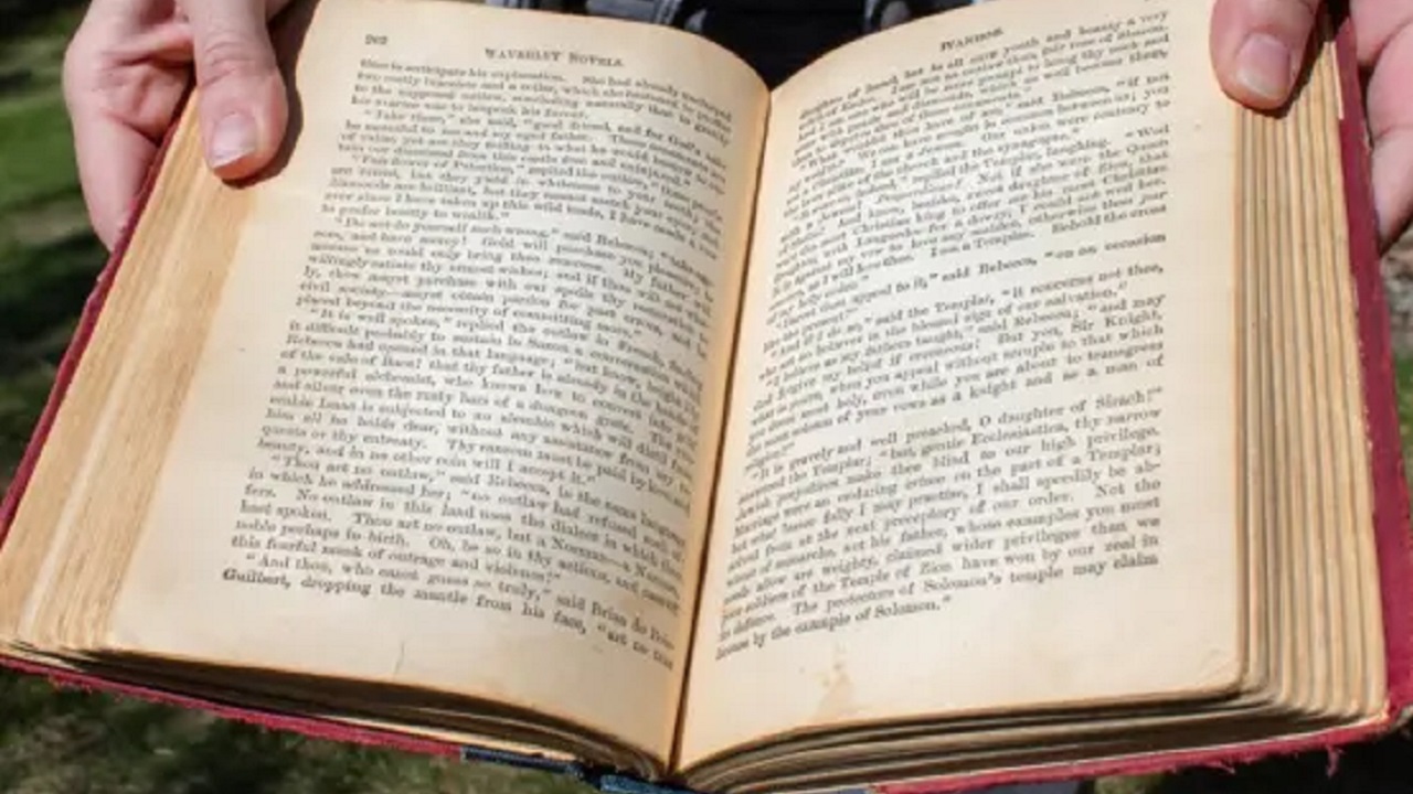 Após 105 anos, livro clássico é devolvido para biblioteca do Colorado