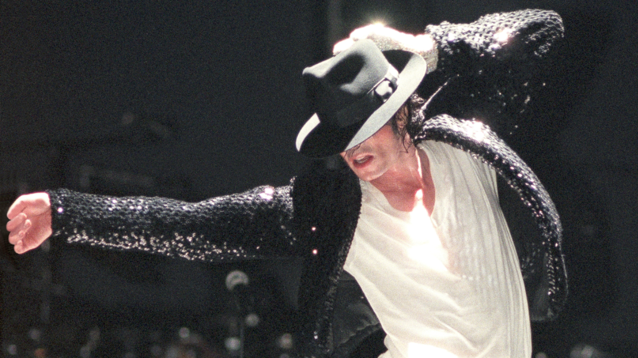 Lendária jaqueta usada por Michael Jackson em ‘Billie Jean’ vai a leilão