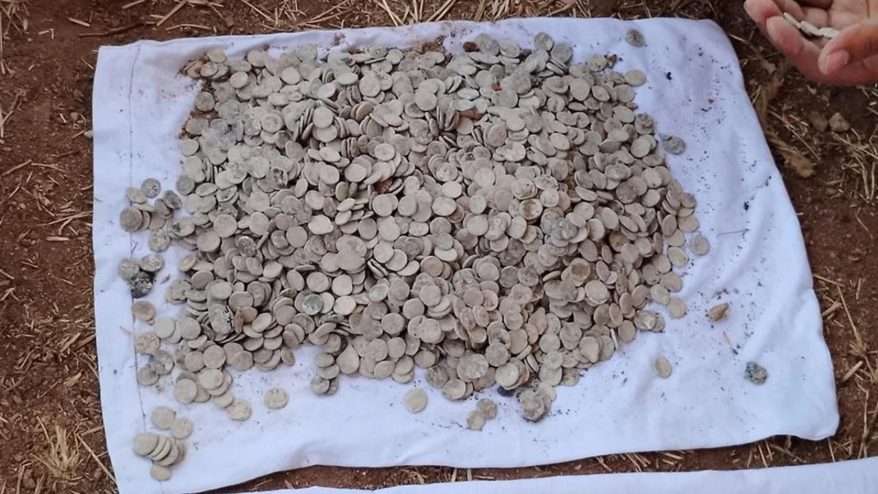 Mais de 3 mil moedas de chumbo dos séculos 3 e 4 são descobertas na Índia