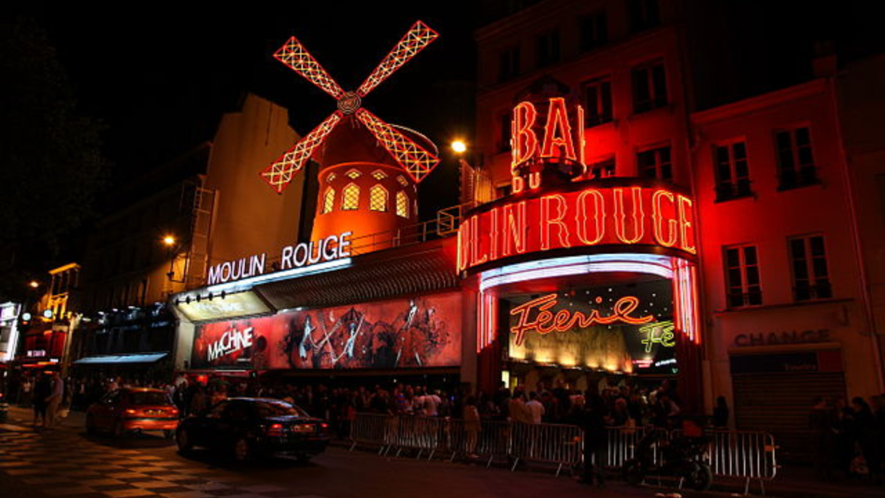 Moulin Rouge: Pás do moinho de vento do famoso cabaré de Paris desabam