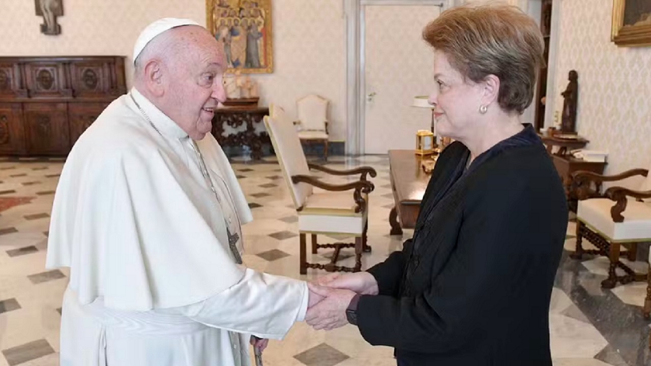 Papa recebe Dilma no Vaticano e faz pedido: ‘Reze por mim e eu rezo por você’