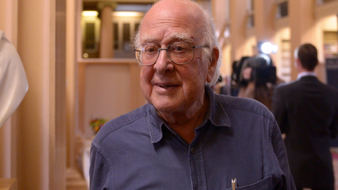 Morre Peter Higgs, vencedor do prêmio Nobel de física