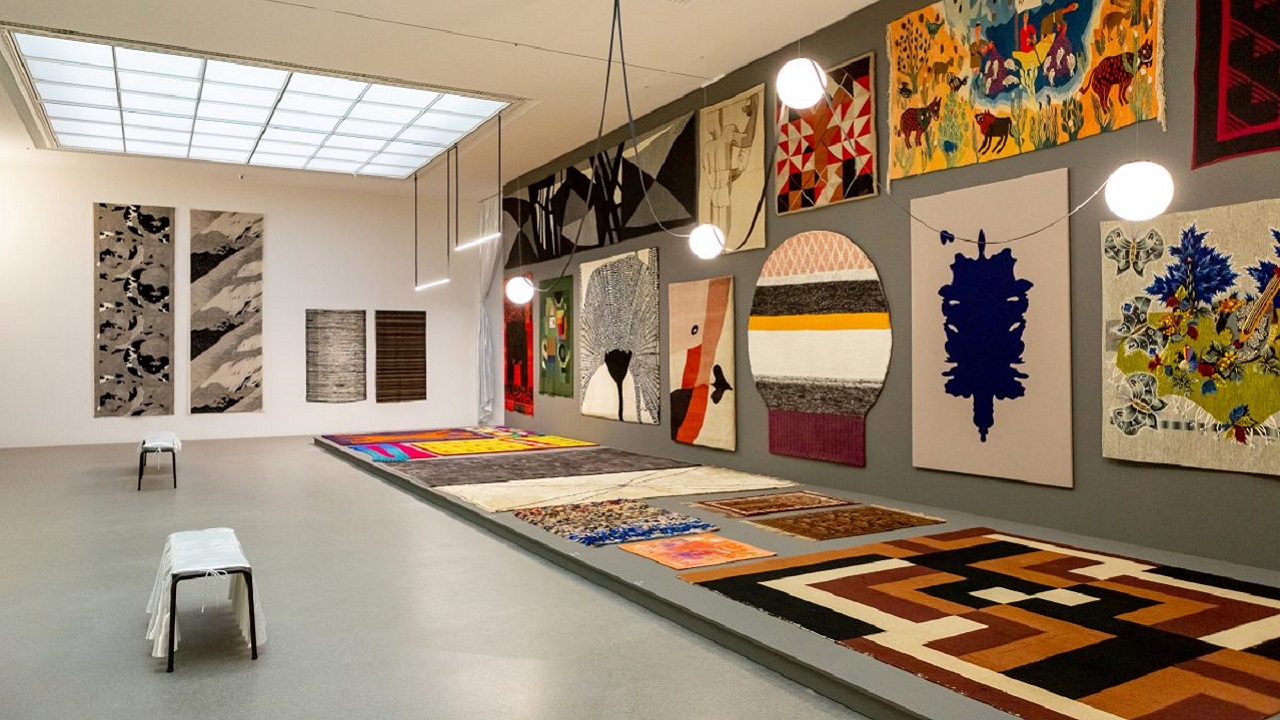 Homem é demitido de tradicional galeria de arte por exibir seu próprio quadro