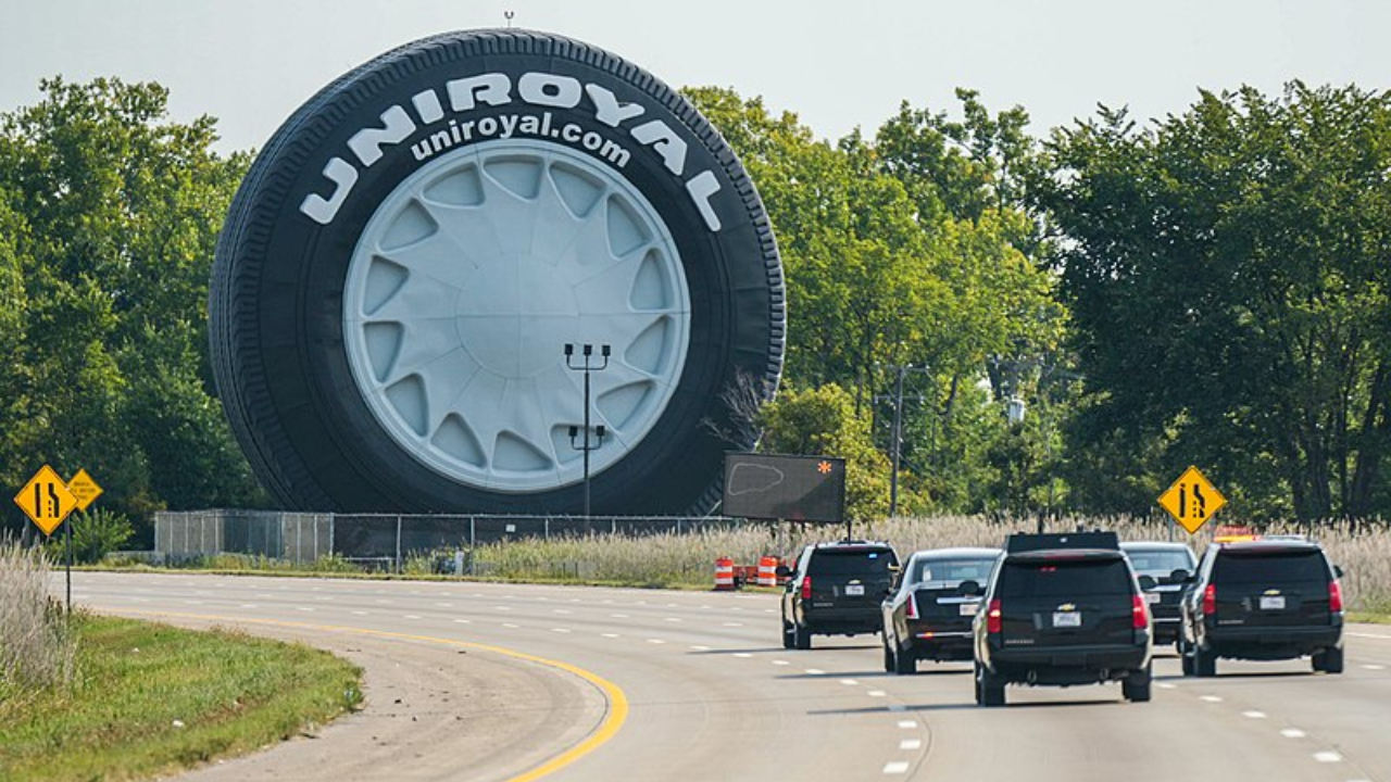 Pneu gigante em rodovia noa EUA completa 60 anos; entenda sua história!