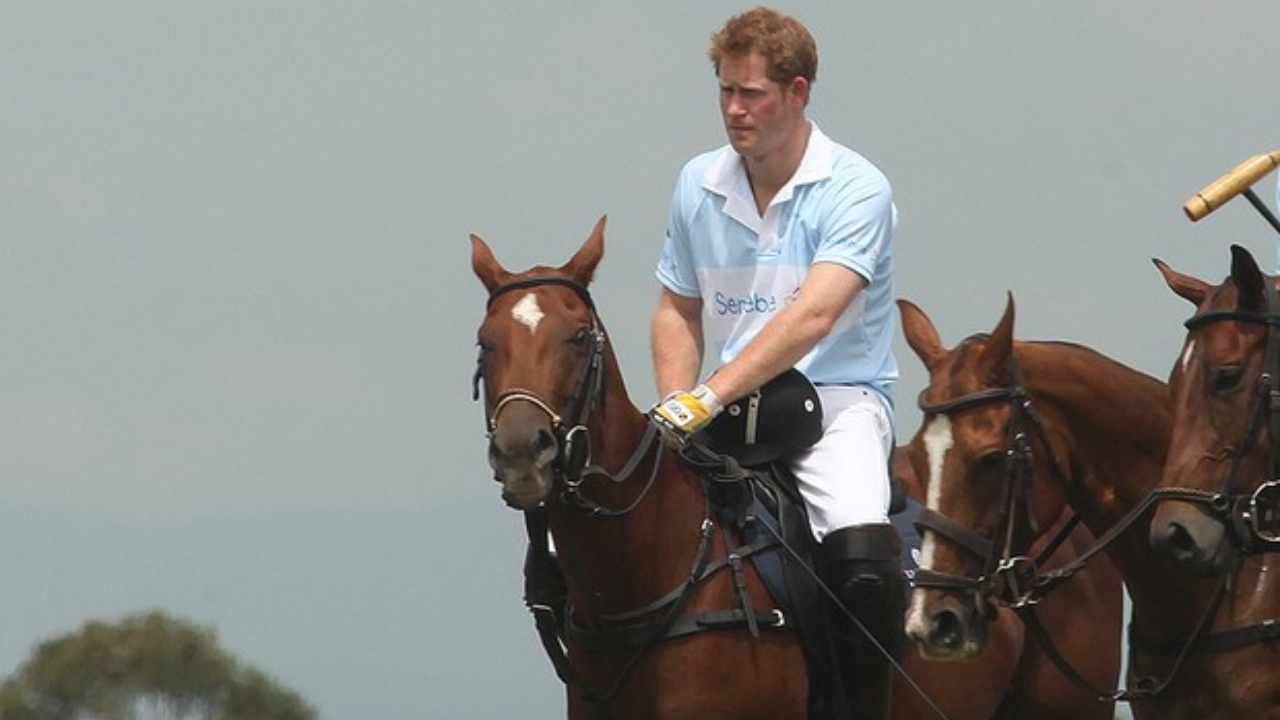 Veja o dia em que o príncipe Harry jogou polo no interior de São Paulo