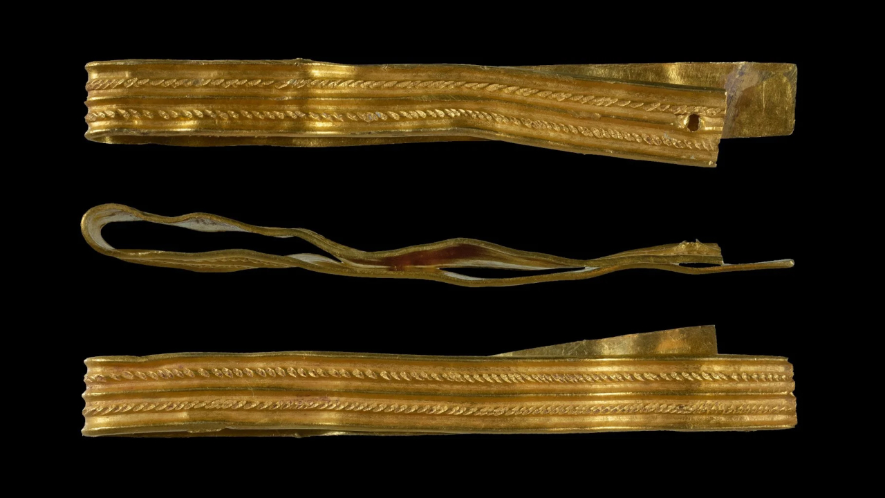 Garoto de 12 anos encontra pulseira de ouro ornamentada romana na Inglaterra