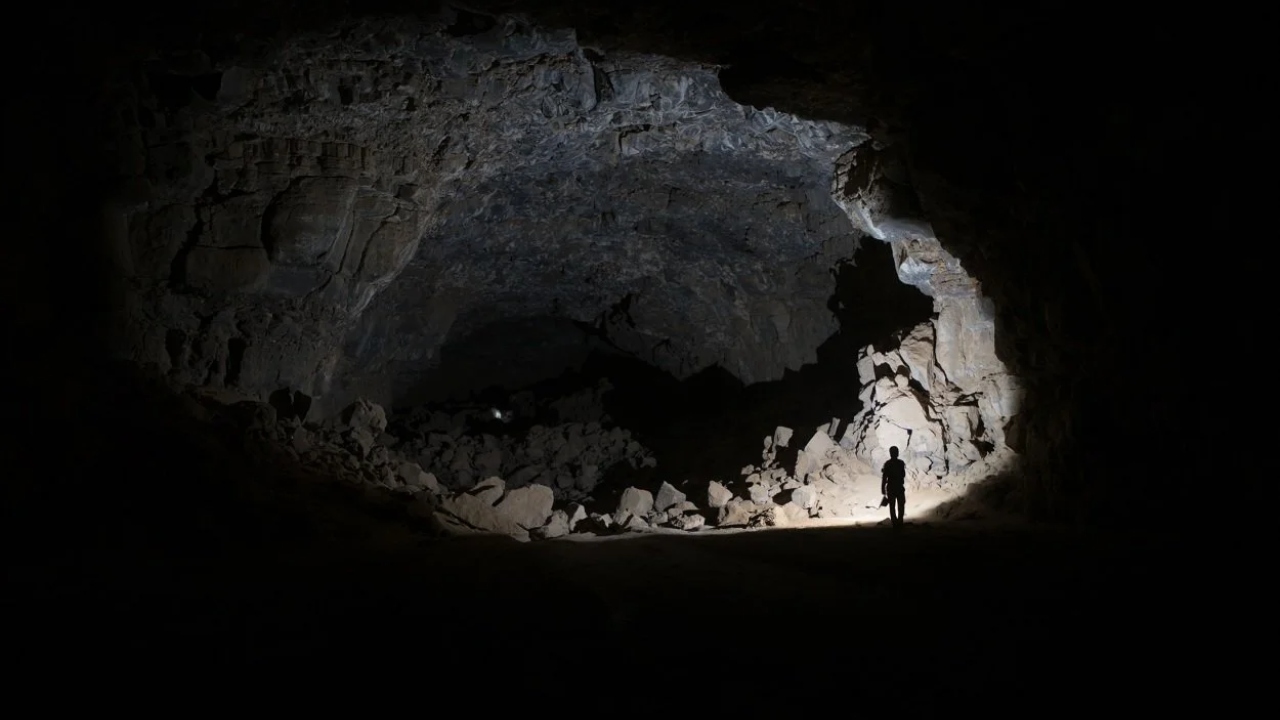Descoberta: Vestígios de humanos pré-históricos são encontrados em antiga caverna de lava