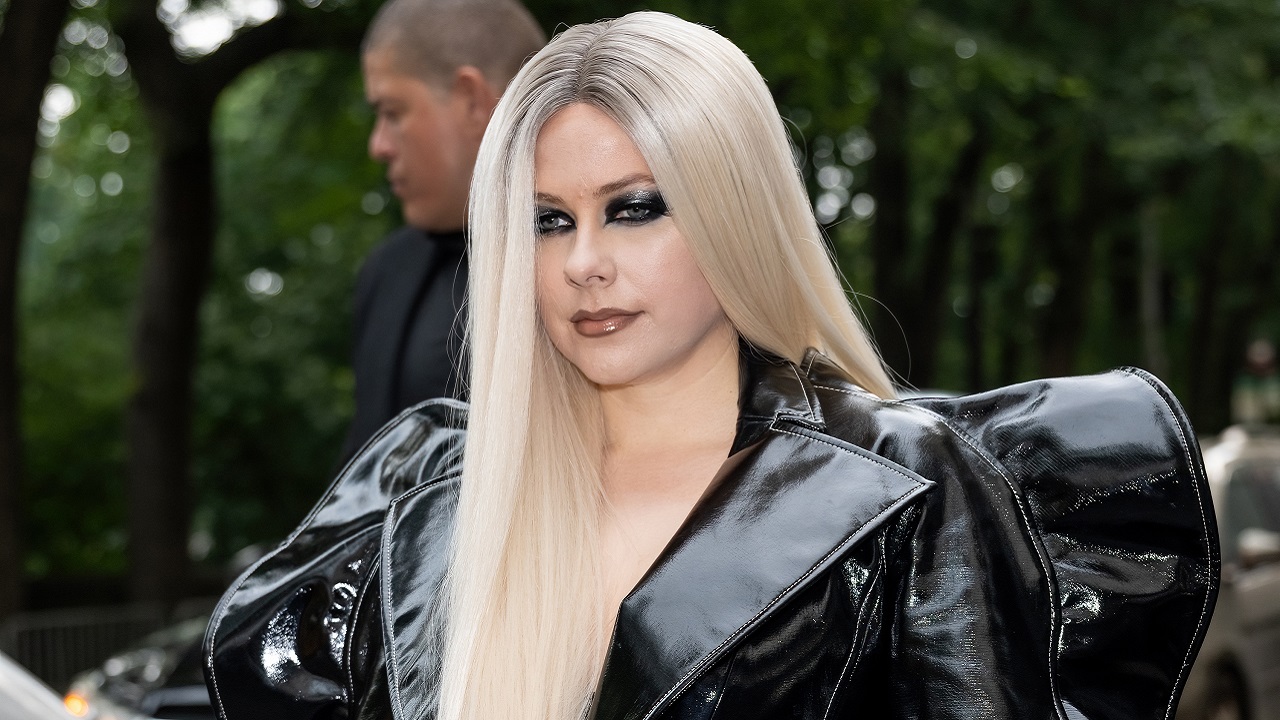 Avril Lavigne responde à teoria de sua suposta morte e substituição: “Engraçado”